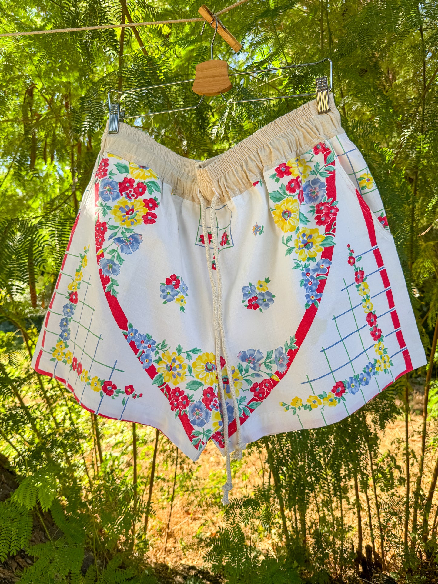 PRIMARY FLORAL SHORTS (1x/2X)