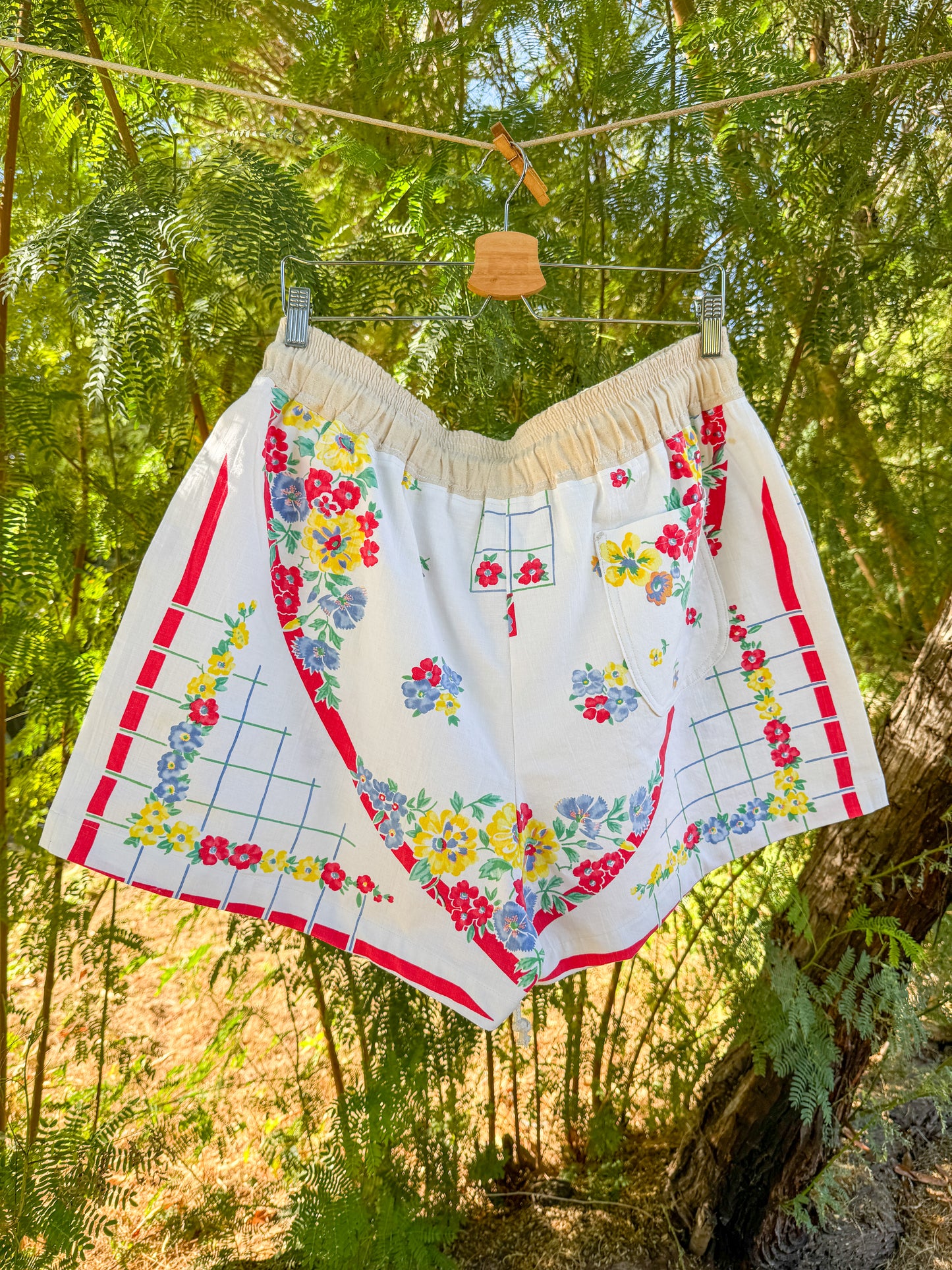 PRIMARY FLORAL SHORTS (1x/2X)