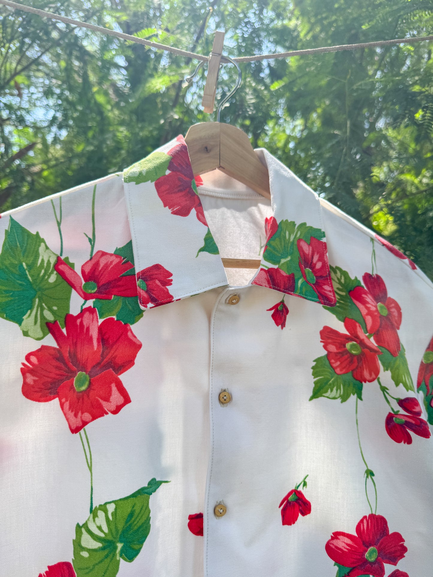 RED FLORAL TABLECLOTH BUTTON UP (SMALL)
