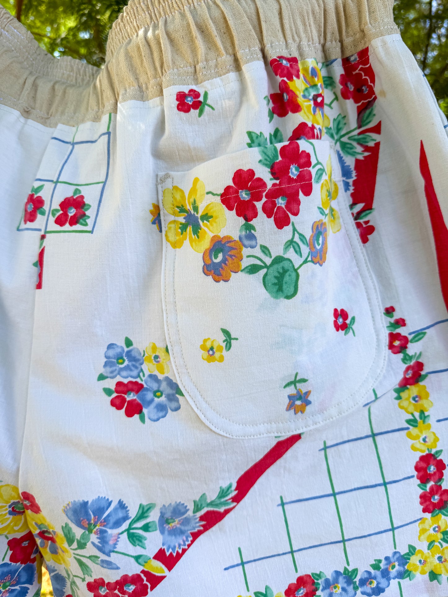 PRIMARY FLORAL SHORTS (1x/2X)